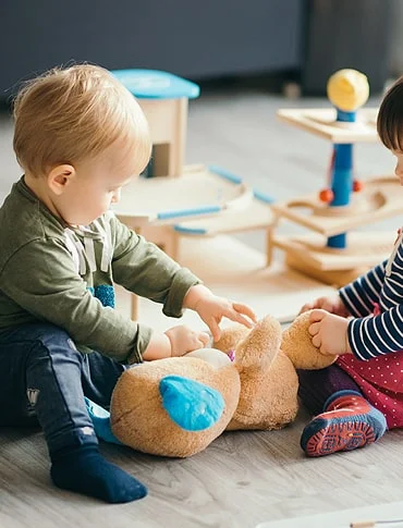 Bébé habillé qui joue avec des cubes