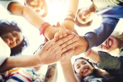 Des mains réunies, symbole de l’entreprise sociale et solidaire
